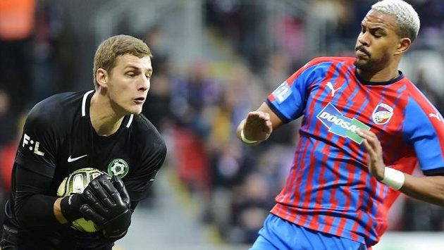 Zleva brankář Příbrami Ondřej Kočí a Jean-David Beauguel z Plzně Zleva brankář Příbrami Ondřej Kočí a Jean-David Beauguel z Plzně