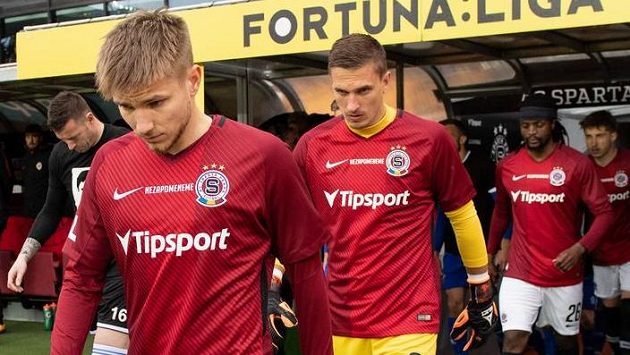 Fotbalisté Sparty Martin Frýdek a Milan Heča nastupují k utkání s Baníkem Ostrava. Fotbalisté Sparty Martin Frýdek a Milan Heča nastupují k utkání s Baníkem Ostrava.