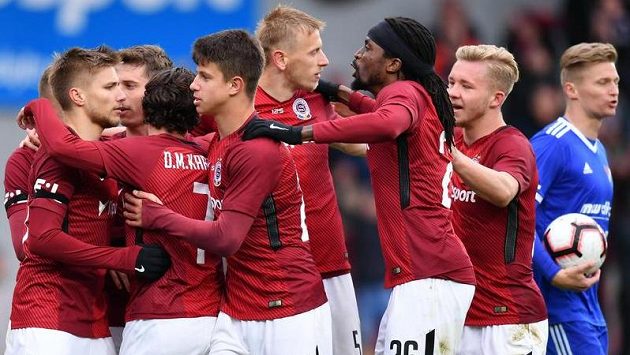 Fotbalisté Sparty oslavují Karlssonův gól proti Baníku. Fotbalisté Sparty oslavují Karlssonův gól proti Baníku.