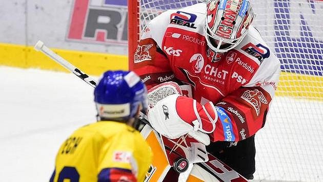 Lukáš Pech z Českých Budějovic a brankář Milan Klouček z Pardubic. Lukáš Pech z Českých Budějovic a brankář Milan Klouček z Pardubic.