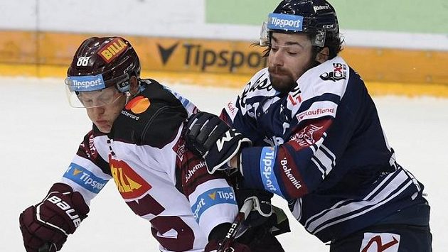 V souboji (zleva) sparťan Miroslav Forman a Peter Trška z Vítkovic. V souboji (zleva) sparťan Miroslav Forman a Peter Trška z Vítkovic.