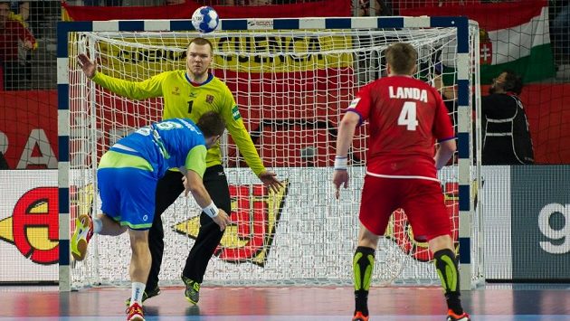 Brankář Tomáš Mrkva zasahuje proti slovinskému střelci. Vpravo Jan Landa. Brankář Tomáš Mrkva zasahuje proti slovinskému střelci. Vpravo Jan Landa.