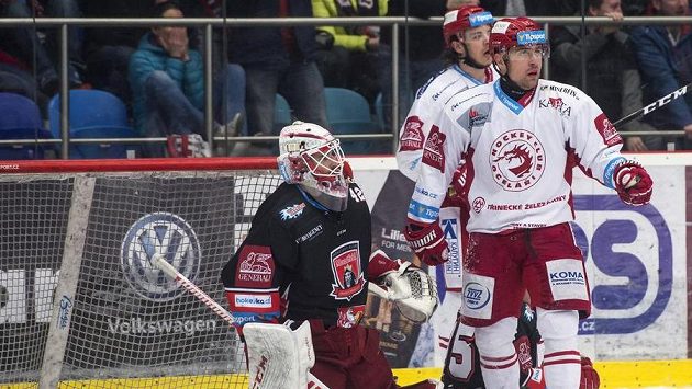 Semifinále play off hokejové extraligy mezi Hradcem Králové a HC Oceláři Třinec. Zleva brankář Hradce Patrik Rybár, David Cienciala a Jiří Polanský z Třince. Semifinále play off hokejové extraligy mezi Hradcem Králové a HC Oceláři Třinec. Zleva brankář Hradce Patrik Rybár, David Cienciala a Jiří Polanský z Třince.