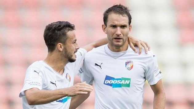 Fotbalisté Viktorie Plzeň Jakub Hromada (vlevo) a Marek Bakoš oslavují vedoucí gól v Příbrami. Fotbalisté Viktorie Plzeň Jakub Hromada (vlevo) a Marek Bakoš oslavují vedoucí gól v Příbrami.
