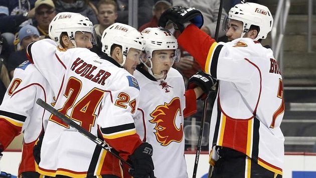 Útočník Calgary Jiří Hudler (24) se raduje ze vstřeleného gólu. Útočník Calgary Jiří Hudler (24) se raduje ze vstřeleného gólu.