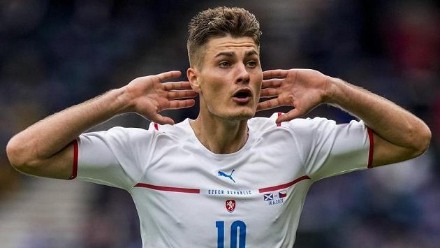 2:0! Patrik Schick oslavuje svůj gól z půlky hřiště... 2:0! Patrik Schick oslavuje svůj gól z půlky hřiště...