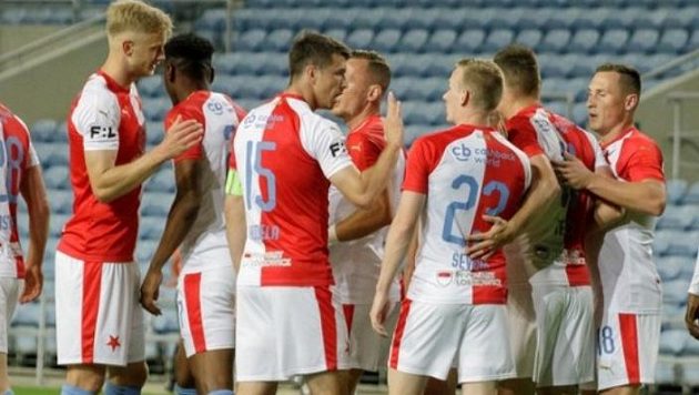 Fotbalisté Slavie ještě nemohou trénovat společně, ale ve dvojicích už se připravovat mohou. Fotbalisté Slavie ještě nemohou trénovat společně, ale ve dvojicích už se připravovat mohou.
