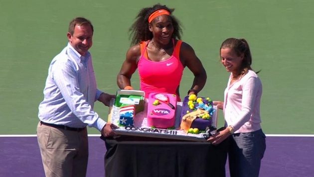 Serena Williamsová obdržela tento originální dort k 700. výhře v kariéře. Serena Williamsová obdržela tento originální dort k 700. výhře v kariéře.