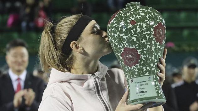 Karolína Muchová a její první velká trofej. Karolína Muchová a její první velká trofej.