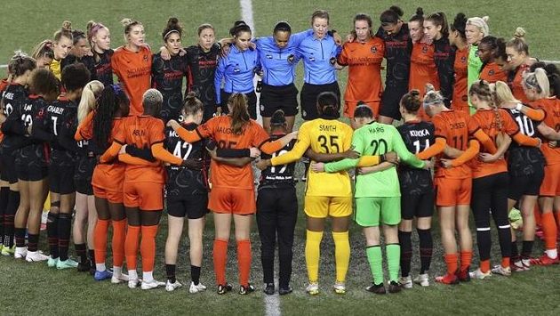 Fotbalistky v zámořské NWSL krátce přerušily hru v 6. minutě středečních zápasů Fotbalistky v zámořské NWSL krátce přerušily hru v 6. minutě středečních zápasů