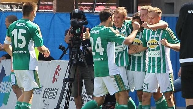 Martin Hašek mladší (první zprava) se raduje ze své premiérové ligové trefy. Martin Hašek mladší (první zprava) se raduje ze své premiérové ligové trefy.