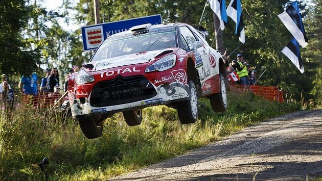 Britský pilot Kris Meeke se citroënem na trati Finské rallye. Britský pilot Kris Meeke se citroënem na trati Finské rallye.