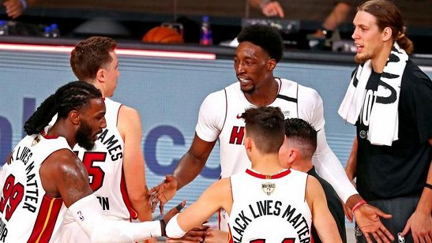 Hráči Miami se radují. Odvrátili první mečbol Lakers. Hráči Miami se radují. Odvrátili první mečbol Lakers.