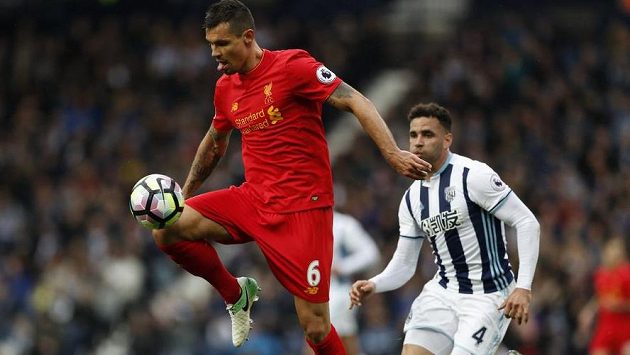 Liverpoolský Dejan Lovren (vlevo) a Hal Robson z West Bromwich Albion. Liverpoolský Dejan Lovren (vlevo) a Hal Robson z West Bromwich Albion.