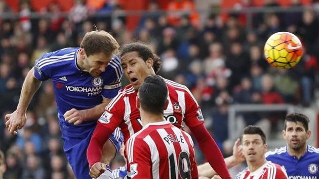 Obránce Chelsea Branislav Ivanovič (vlevo) střílí rozhodující branku v duelu se Southamptonem. Obránce Chelsea Branislav Ivanovič (vlevo) střílí rozhodující branku v duelu se Southamptonem.