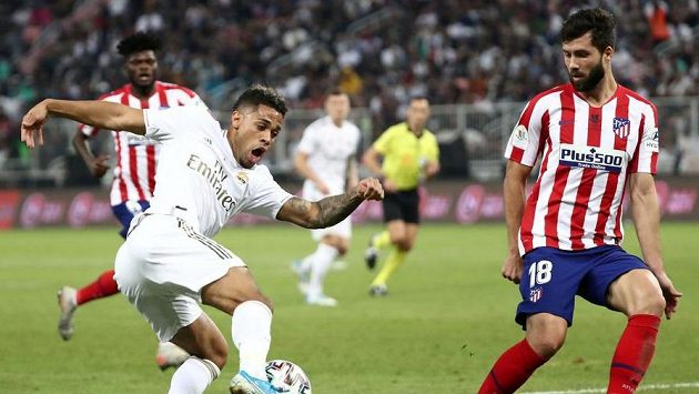 Felipe (vpravo) z Atlética Madrid a Mariano Diaz z Realu Madrid. Ilustrační foto. Felipe (vpravo) z Atlética Madrid a Mariano Diaz z Realu Madrid. Ilustrační foto.