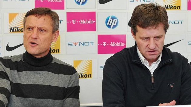 Fotbalisty Liberce povede na jaře trenérská dvojice Jiří Kotrba (vlevo) a Josef Csaplár. Fotbalisty Liberce povede na jaře trenérská dvojice Jiří Kotrba (vlevo) a Josef Csaplár.