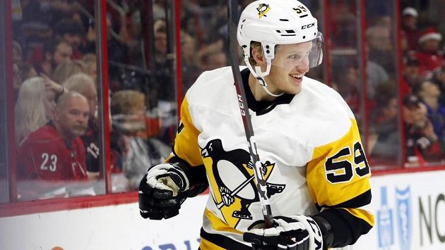 Jake Guentzel se raduje z gólu v utkání NHL proti Carolině. Jake Guentzel se raduje z gólu v utkání NHL proti Carolině.
