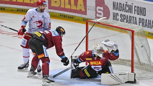 Brankář Jakub Neužil ze Sparty inkasuje gól. Přihlížejí Tomáš Dvořák ze Sparty (uprostřed) a Tomáš Marcinko z Třince. Brankář Jakub Neužil ze Sparty inkasuje gól. Přihlížejí Tomáš Dvořák ze Sparty (uprostřed) a Tomáš Marcinko z Třince.