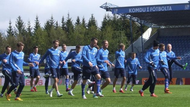 Fotbalisté Islandu během tréninku před zápasem s Českem. Fotbalisté Islandu během tréninku před zápasem s Českem.