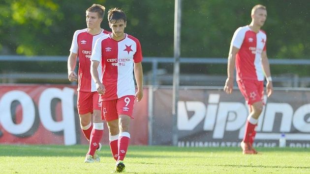 Smutní slávisté po porážce v 2. předkole Evropské ligy na hřišti Tallinnu - vpředu Ruslan Mingazov. Smutní slávisté po porážce v 2. předkole Evropské ligy na hřišti Tallinnu - vpředu Ruslan Mingazov.