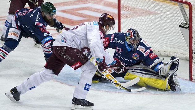 Brankář Vítkovic Patrik Bartošák řeší situaci před Petrem Kumstátem ze Sparty, vlevo dojíždí zadák Vítkovic Jan Výtisk. Brankář Vítkovic Patrik Bartošák řeší situaci před Petrem Kumstátem ze Sparty, vlevo dojíždí zadák Vítkovic Jan Výtisk.