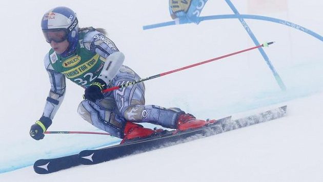 Česká lyžařka Ester Ledecká na trati prvního kola obřího slalomu žen v rakouském Söldenu. Česká lyžařka Ester Ledecká na trati prvního kola obřího slalomu žen v rakouském Söldenu.