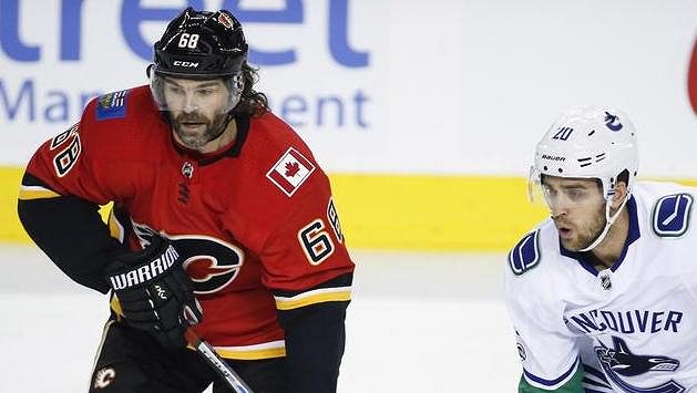 Jaromír Jágr (68) z Calgary a Brandon Sutter (20) z Vancouveru během vzájemného zápasu. Jaromír Jágr (68) z Calgary a Brandon Sutter (20) z Vancouveru během vzájemného zápasu.