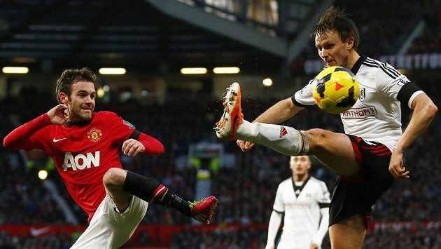 Juan Mata (vlevo) z Manchesteru United a William Kvist z Fulhamu. Juan Mata (vlevo) z Manchesteru United a William Kvist z Fulhamu.