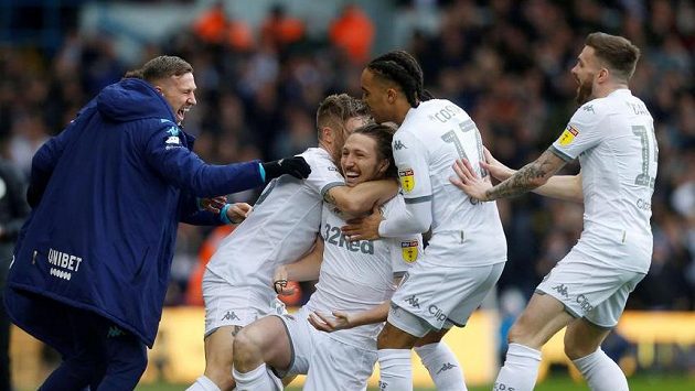 Fotbalisté Leedsu United se radují z gólu v utkání druhé anglické ligy. Fotbalisté Leedsu United se radují z gólu v utkání druhé anglické ligy.