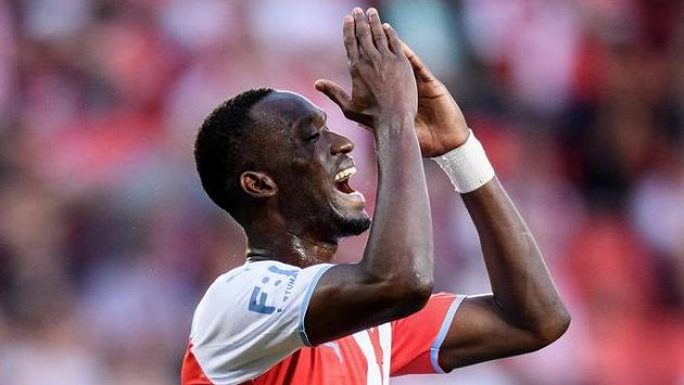 Abdallah Sima ze Slavie Praha během utkání 3. předkola Ligy mistrů s Ferencvárosem. Abdallah Sima ze Slavie Praha během utkání 3. předkola Ligy mistrů s Ferencvárosem.