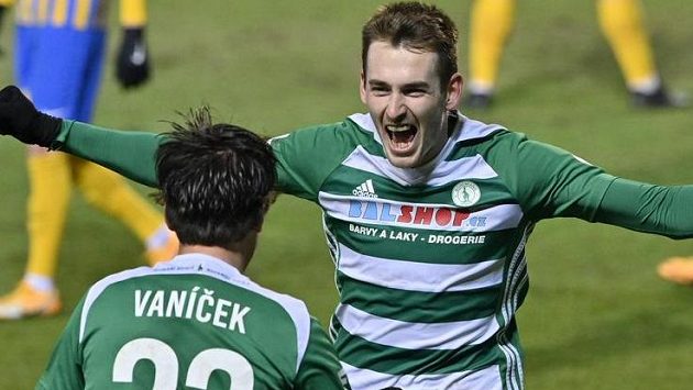 Zleva Antonín Vaníček z Bohemians a Roman Květ z Bohemians se radují z gólu, který ale nakonec kvůli ofsajdu nebyl uznán. Zleva Antonín Vaníček z Bohemians a Roman Květ z Bohemians se radují z gólu, který ale nakonec kvůli ofsajdu nebyl uznán.