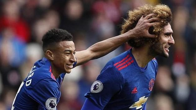 Zleva Jesse Lingard a Marouane Fellaini, úspěšní střelci Manchesteru United. Zleva Jesse Lingard a Marouane Fellaini, úspěšní střelci Manchesteru United.
