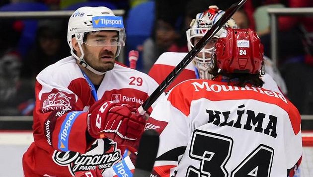 Zleva Jan Kolář z Pardubic a Kevin Klima z Hradce Králové. Zleva Jan Kolář z Pardubic a Kevin Klima z Hradce Králové.