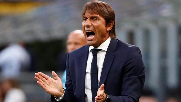 Antonio Conte diriguje svůj tým v zápase proti pražské Slavii Antonio Conte diriguje svůj tým v zápase proti pražské Slavii