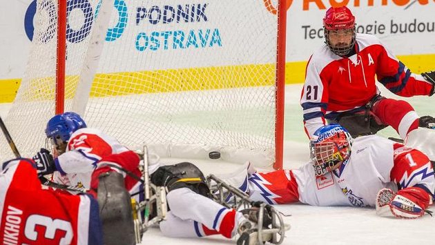 Zleva Konstantin Šichov z Ruska, brankář Martin Kudela z České republiky a Jevgenij Petrov z Ruska. Zleva Konstantin Šichov z Ruska, brankář Martin Kudela z České republiky a Jevgenij Petrov z Ruska.