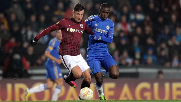 Lukáš Vácha ze Sparty (vlevo) vede míč před Ramiresem z Chelsea. Lukáš Vácha ze Sparty (vlevo) vede míč před Ramiresem z Chelsea.
