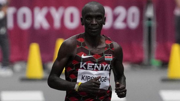 Keňský světový rekordman Eliud Kipchoge na trati olympijského maratonu. Keňský světový rekordman Eliud Kipchoge na trati olympijského maratonu.