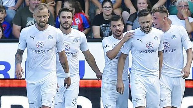 Hráči Slovácka se radují z gólu Plzni. Hráči Slovácka se radují z gólu Plzni.