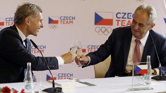 Na snímku vlevo předseda Českého olympijského výboru Jiří kejval a prezident Miloš Zeman. Na snímku vlevo předseda Českého olympijského výboru Jiří kejval a prezident Miloš Zeman.