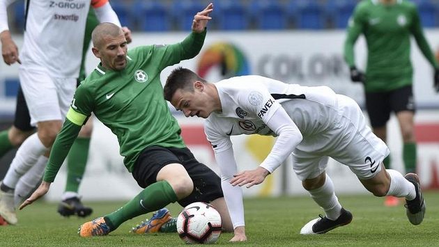 Zleva Jan Rezek z Příbrami a Dominik Janošek ze Slovácka. Zleva Jan Rezek z Příbrami a Dominik Janošek ze Slovácka.