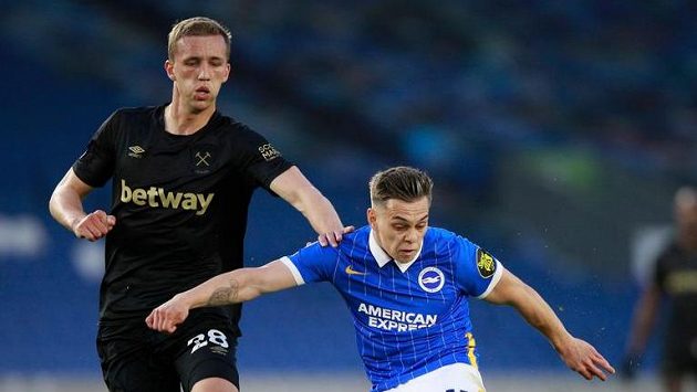 Tomáš Souček (vlevo) z West Hamu a Leandro Trossard z Brightonu. Tomáš Souček (vlevo) z West Hamu a Leandro Trossard z Brightonu.