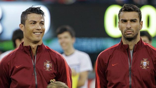 Rekonvalescent Cristiano Ronaldo (vlevo) se usmívá před výkopem přípravného duelu proti Irsku, které Portugalci vyhráli jednoznačně 5:1. Rekonvalescent Cristiano Ronaldo (vlevo) se usmívá před výkopem přípravného duelu proti Irsku, které Portugalci vyhráli jednoznačně 5:1.