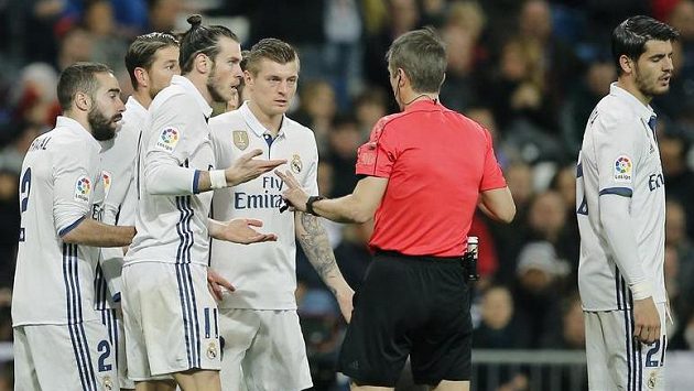 Fotbalista Realu Madrid Gareth Bale viděl v ligovém utkání proti Las Palmas červenou kartu. Na rozhodčího byl hodně naštvaný. Fotbalista Realu Madrid Gareth Bale viděl v ligovém utkání proti Las Palmas červenou kartu. Na rozhodčího byl hodně naštvaný.