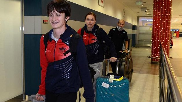 Rychlobruslařka Martina Sáblíková (vpředu) na letišti Václava Havla po návratu ze Salt Lake City. Rychlobruslařka Martina Sáblíková (vpředu) na letišti Václava Havla po návratu ze Salt Lake City.