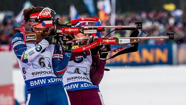 Veronika Vítková (vpřadu) na střelnici v Ruhpoldingu. Veronika Vítková (vpřadu) na střelnici v Ruhpoldingu.