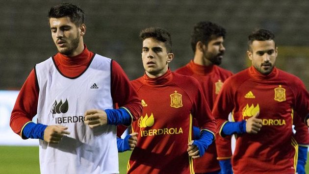 Španělští fotbalisté na pondělním tréninku na stadiónu v Bruselu. Zápas se však nakonec hrát nebude. Španělští fotbalisté na pondělním tréninku na stadiónu v Bruselu. Zápas se však nakonec hrát nebude.