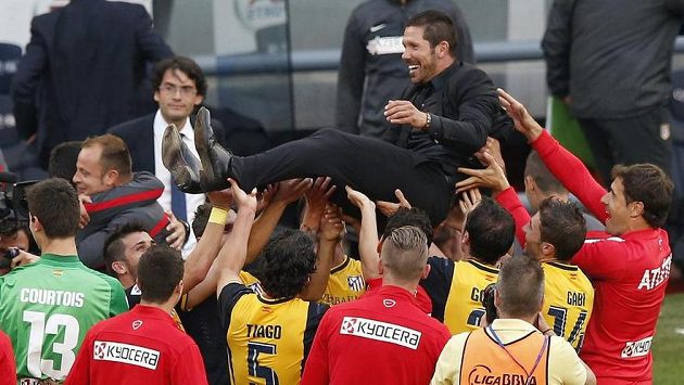 Trenér Diego Pablo Simeone létá nad hlavami nových španělských mistrů... Trenér Diego Pablo Simeone létá nad hlavami nových španělských mistrů...