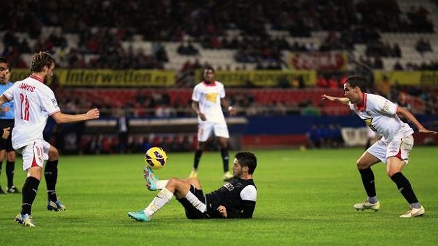 Fotbalista Málagy Isco (na zemi). Fotbalista Málagy Isco (na zemi).