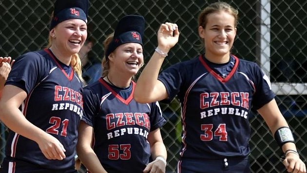 Radost českých softbalistek (zleva) Martina Bláhová, Tereza Kubicová a Eliška Stejskalová. Radost českých softbalistek (zleva) Martina Bláhová, Tereza Kubicová a Eliška Stejskalová.